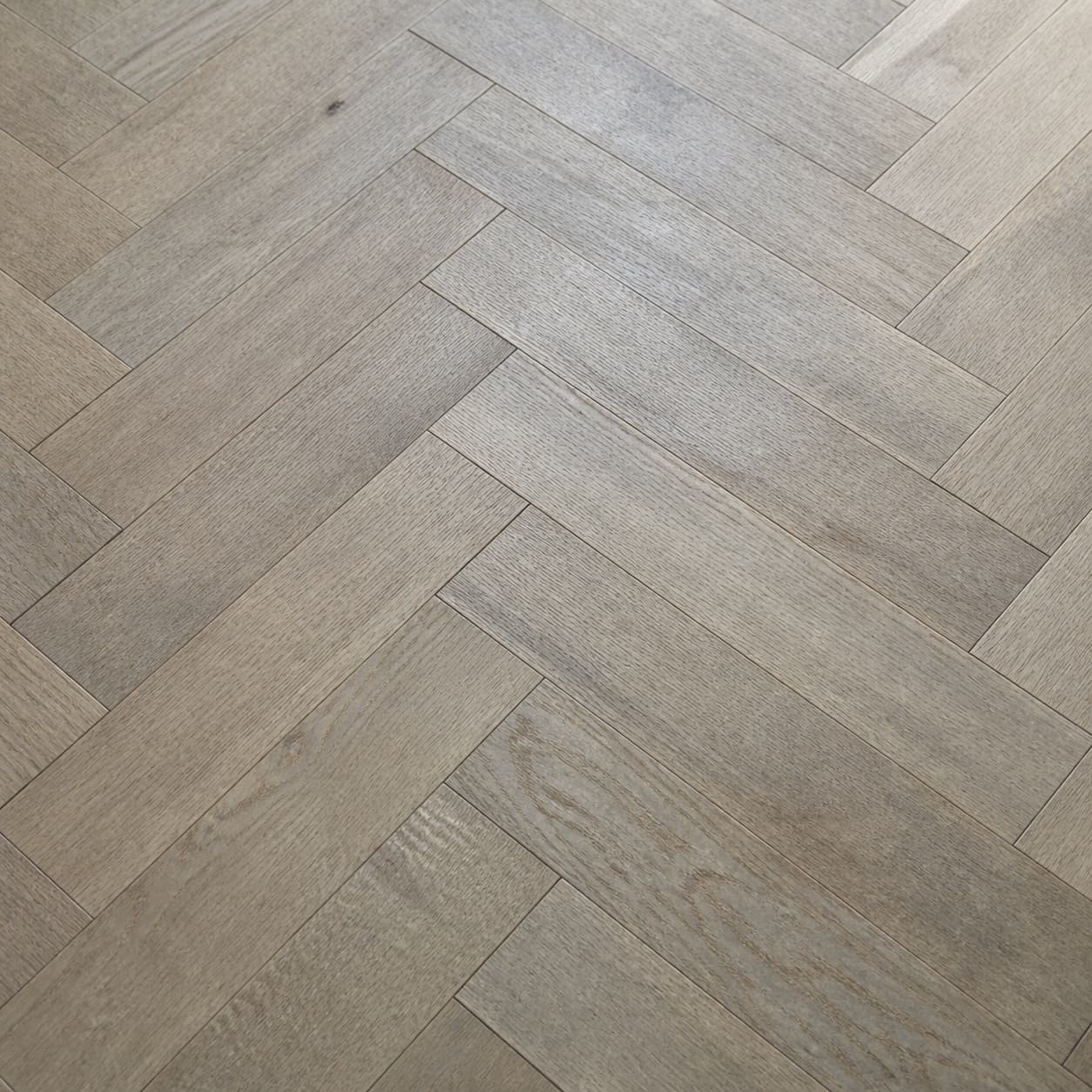 Matter und grauer Parkettboden mit stumpfer Oberfläche